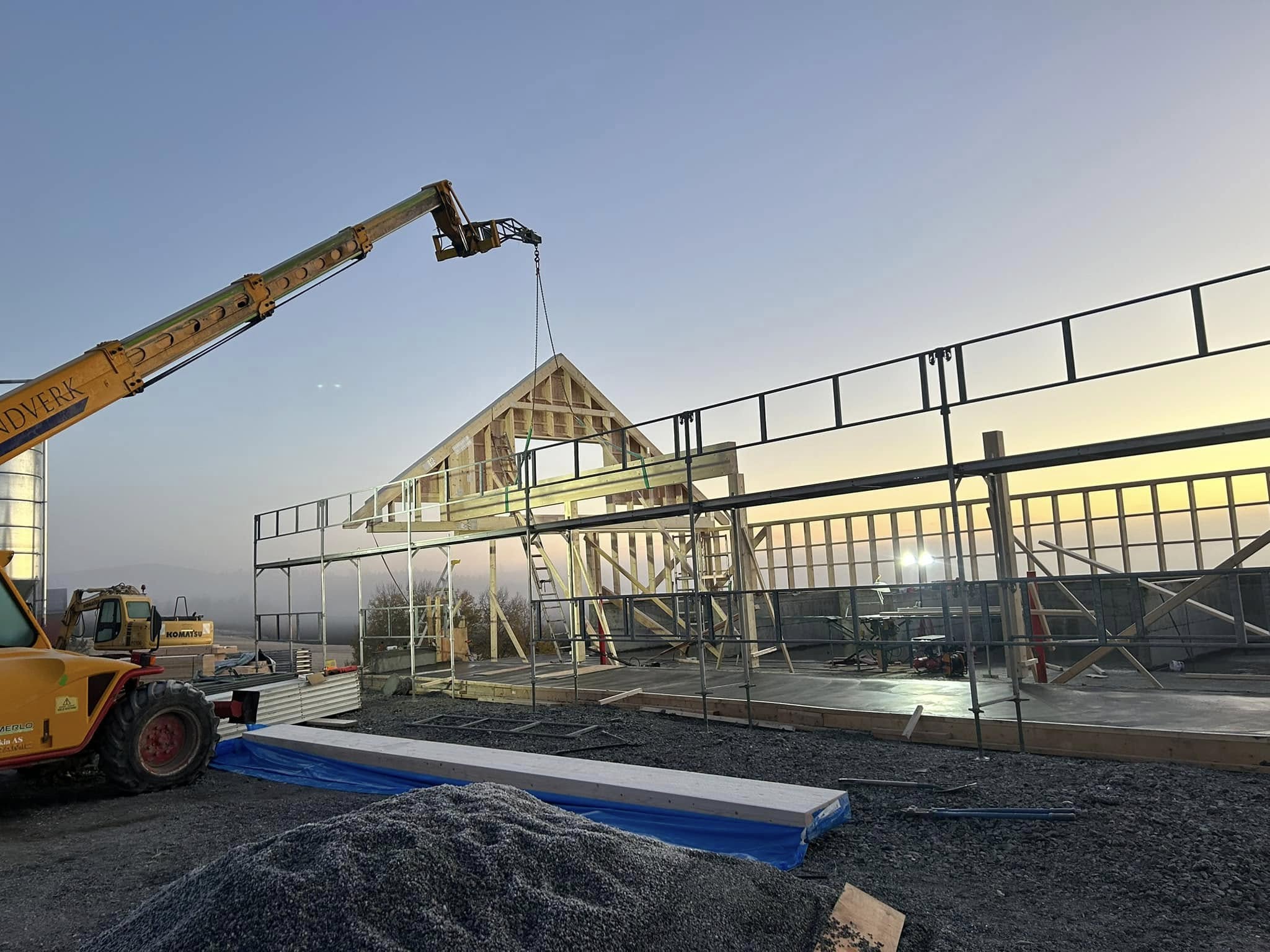 Mann blander betongblanding i bøtte